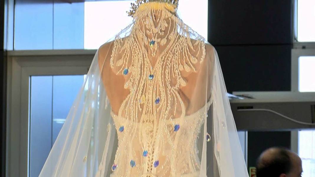 Bu gelinliğin fiyatını duyanların ağzı beş karış açık kalıyor! 30 kilogram ağırlığında, 8 ayda dikildi 8